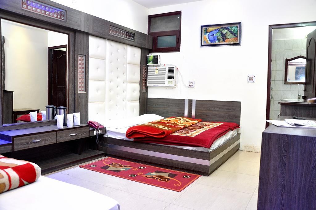Hotel Peace Point - 1 Min Walking Distance From Station New Delhi Room photo