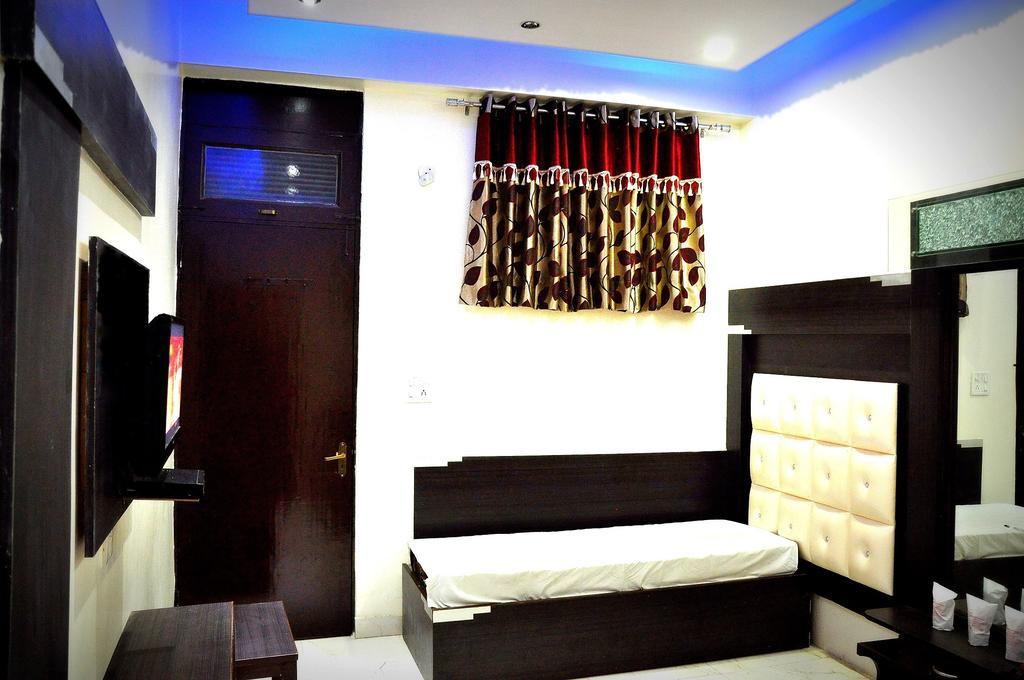 Hotel Peace Point - 1 Min Walking Distance From Station New Delhi Room photo
