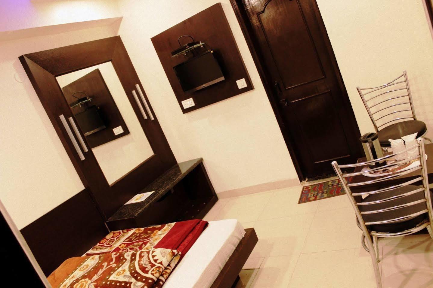 Hotel Peace Point - 1 Min Walking Distance From Station New Delhi Exterior photo